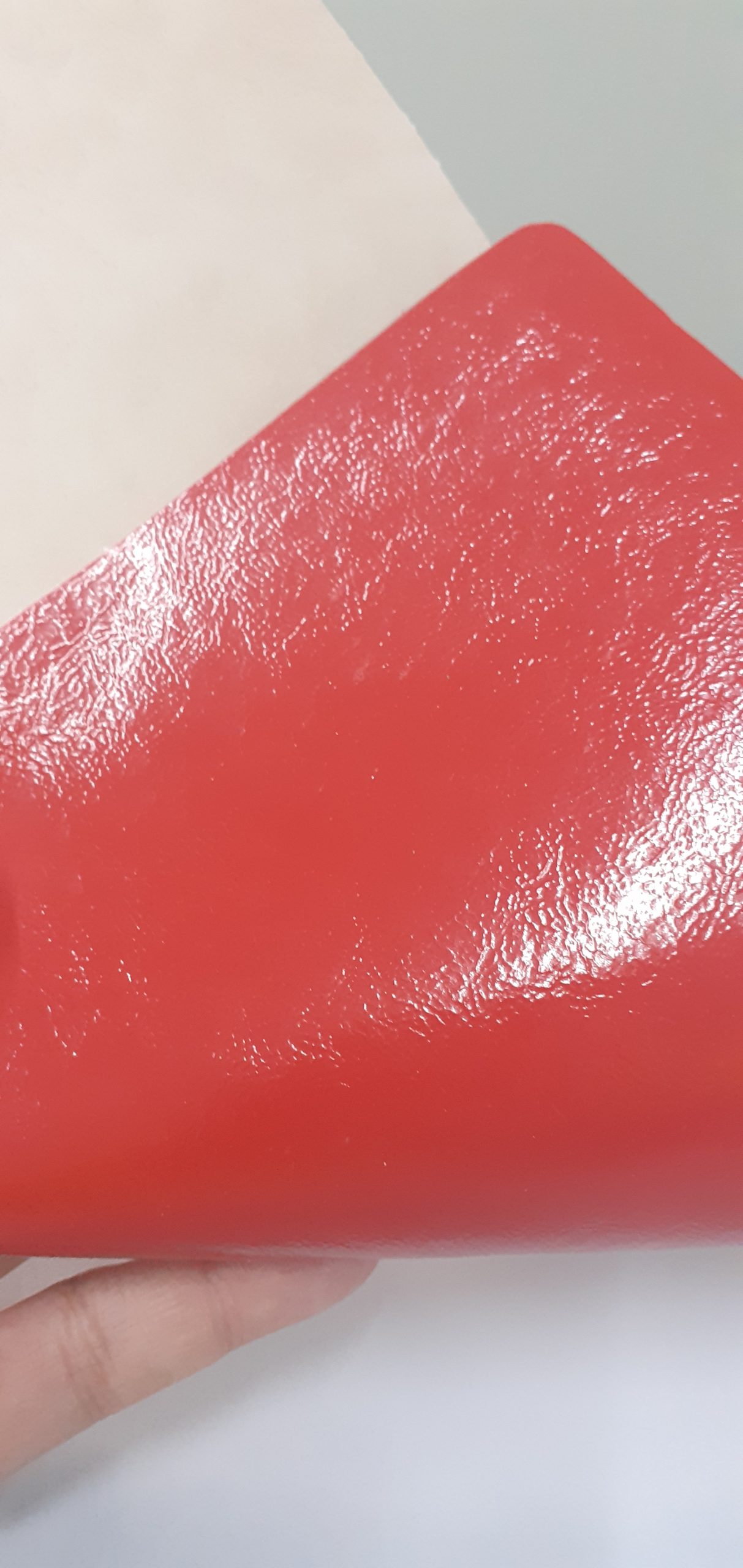 7904 – LAM PVC 1,30MM VERN.SHOW +HM35 +FORPEL 07 – VERMELHO/NATURAL