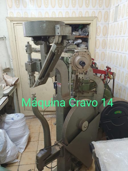 Máquina de Aplicar Cravo em Fundo de Bolsas, Malas Etc.