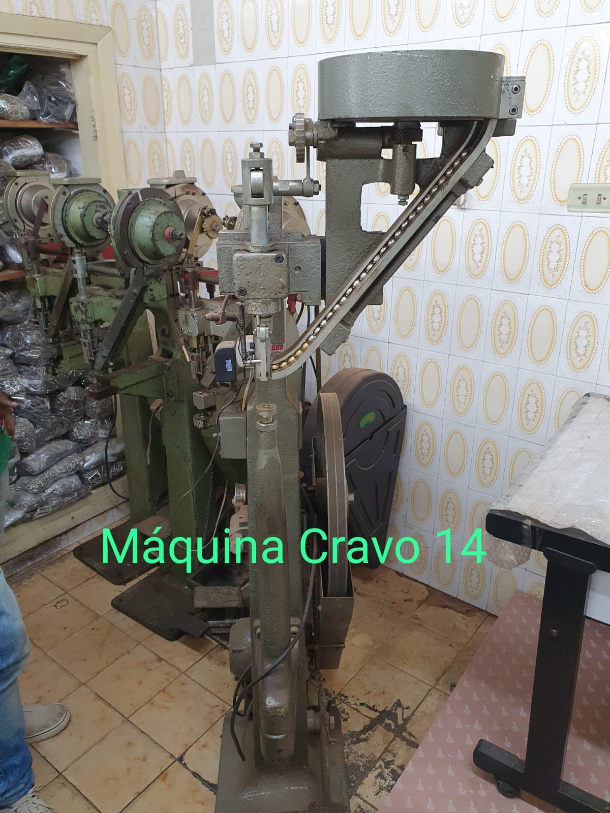 Máquina de Aplicar Cravo em Fundo de Bolsas, Malas Etc.