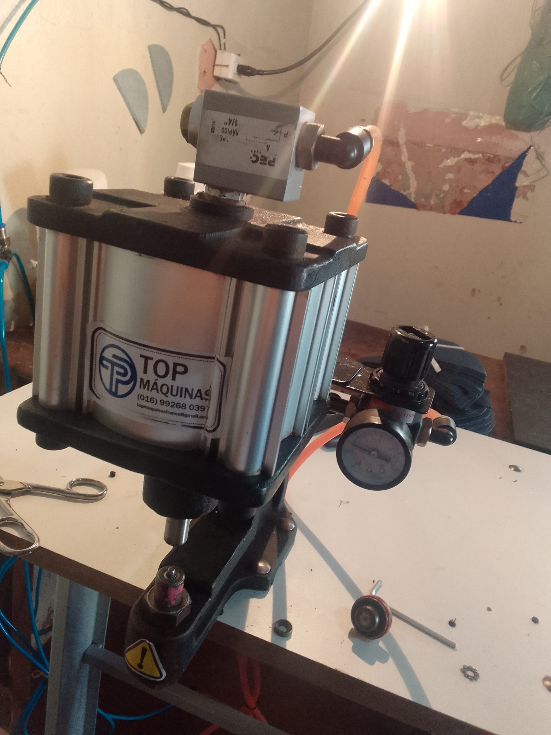 Tenho banca de colocar ilhós, rebites e todos tipos de metais