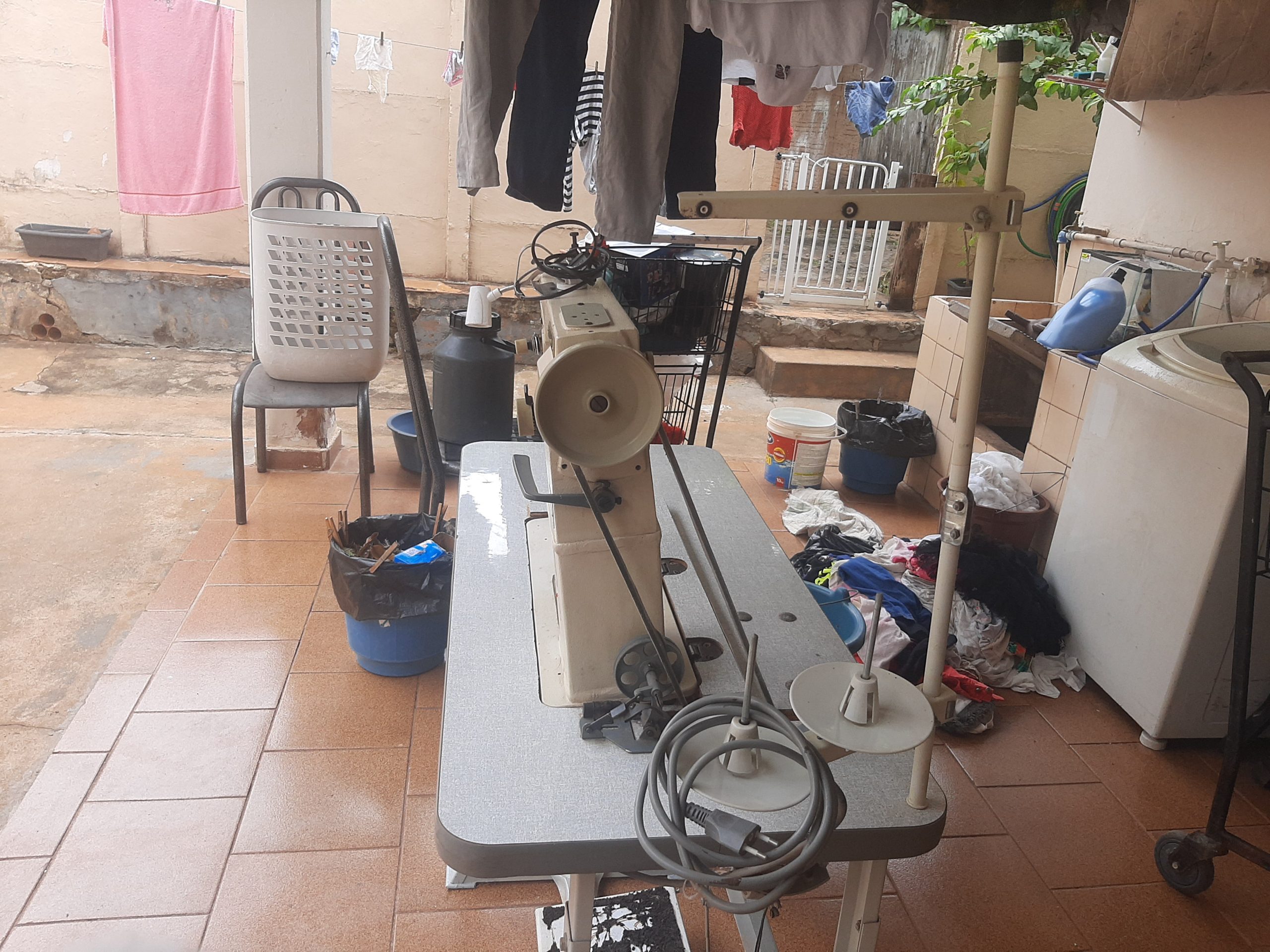 Maquina de pesponto uma agulha Bivolt marca mega max