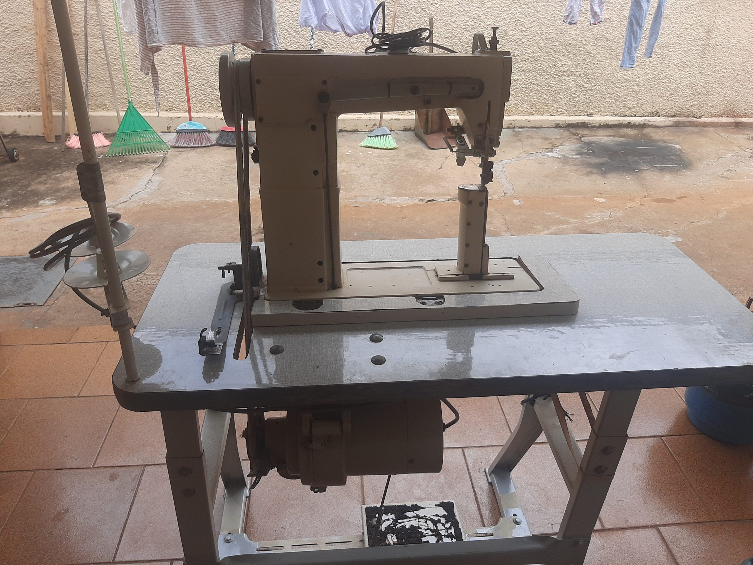 Maquina de pesponto uma agulha Bivolt marca mega max