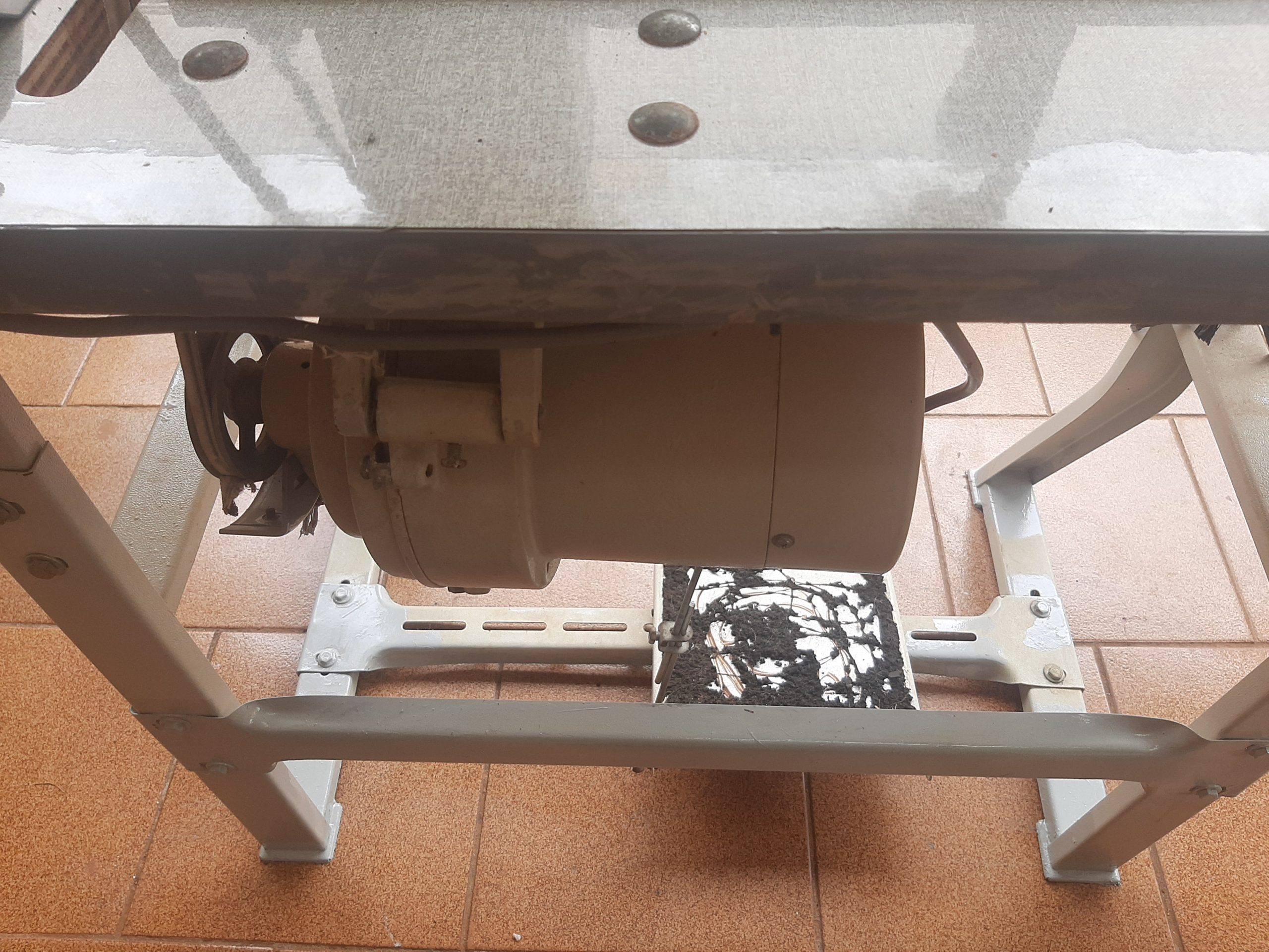 Maquina de pesponto uma agulha Bivolt marca mega max