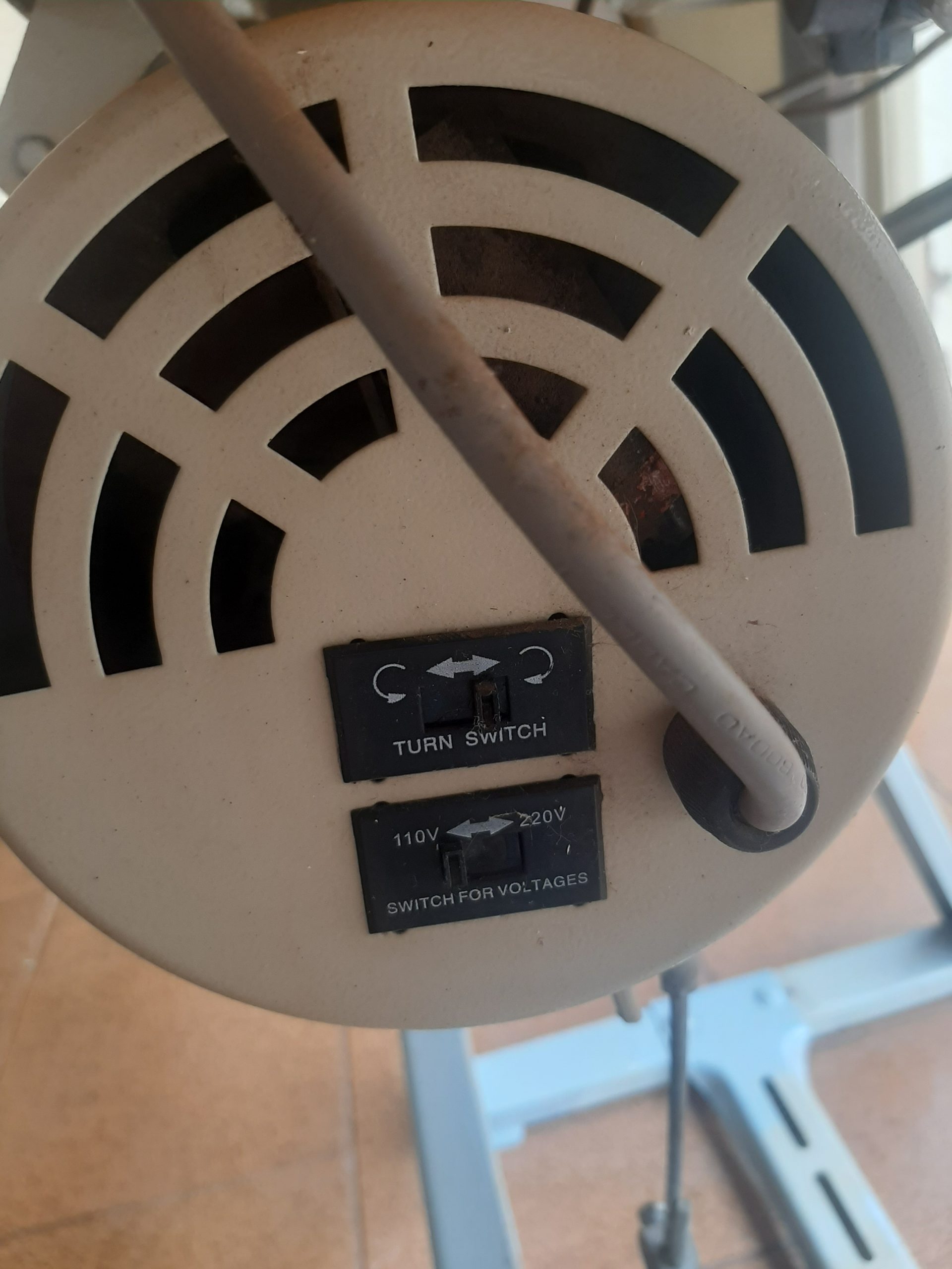 Maquina de pesponto uma agulha Bivolt marca mega max