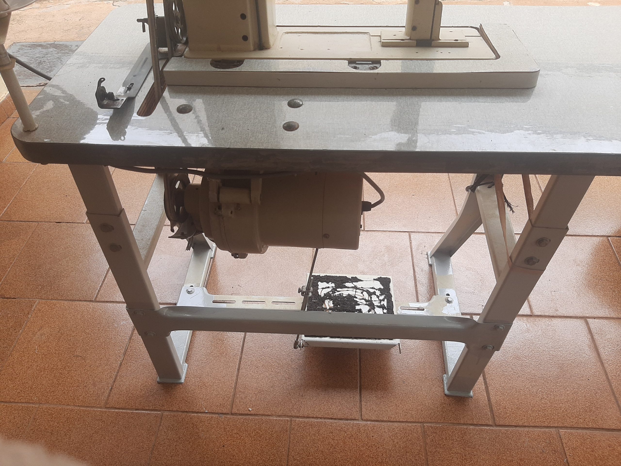 Maquina de pesponto uma agulha Bivolt marca mega max