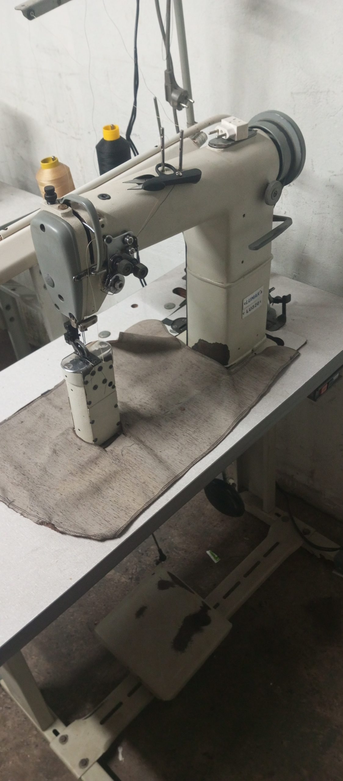 Máquina de pesponto 1 agulha EA outra de 2 asserrilhada