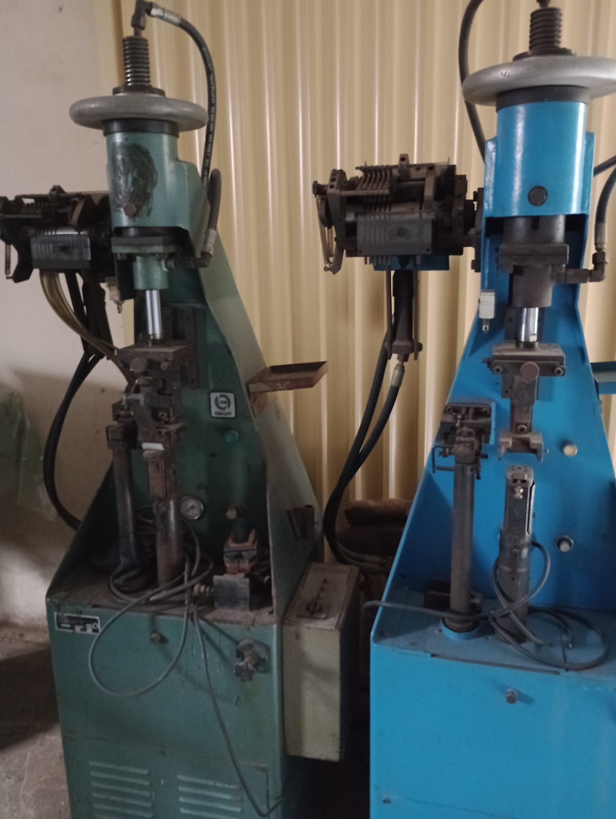 Máquina de Pregar Saltos com Alimentador de Pregos.