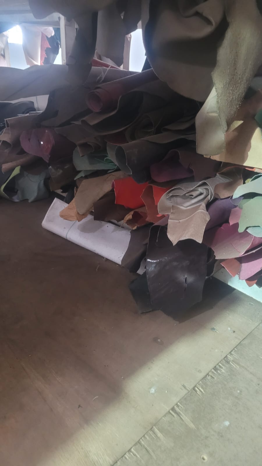 Couro Verniz diversas cores 300 metros 5 reais o metro