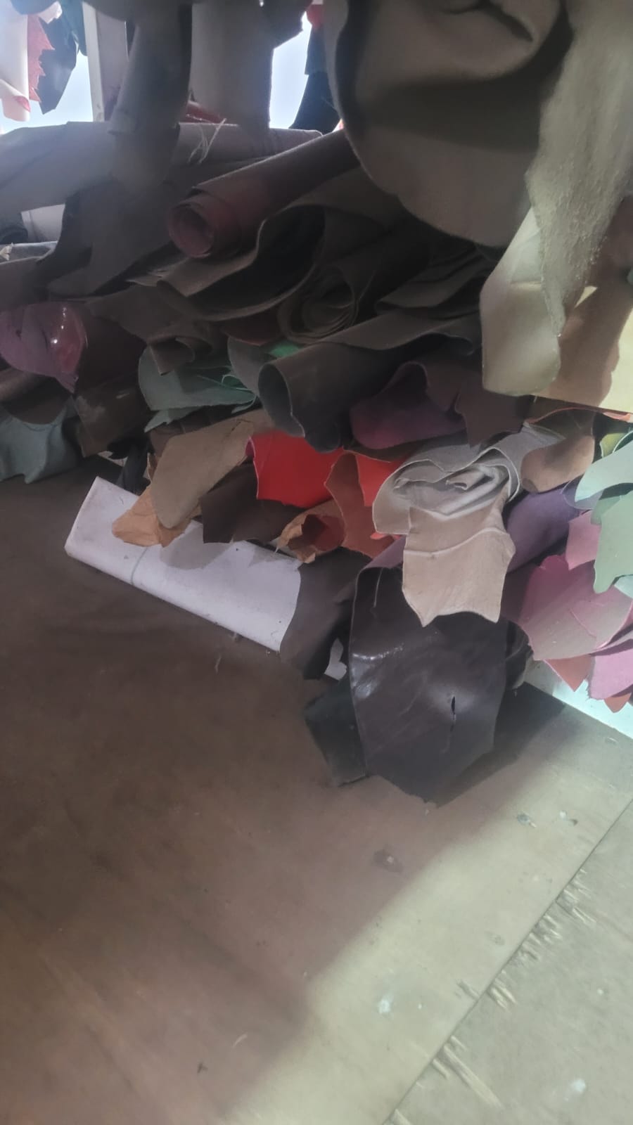 Couro Verniz diversas cores 300 metros 5 reais o metro