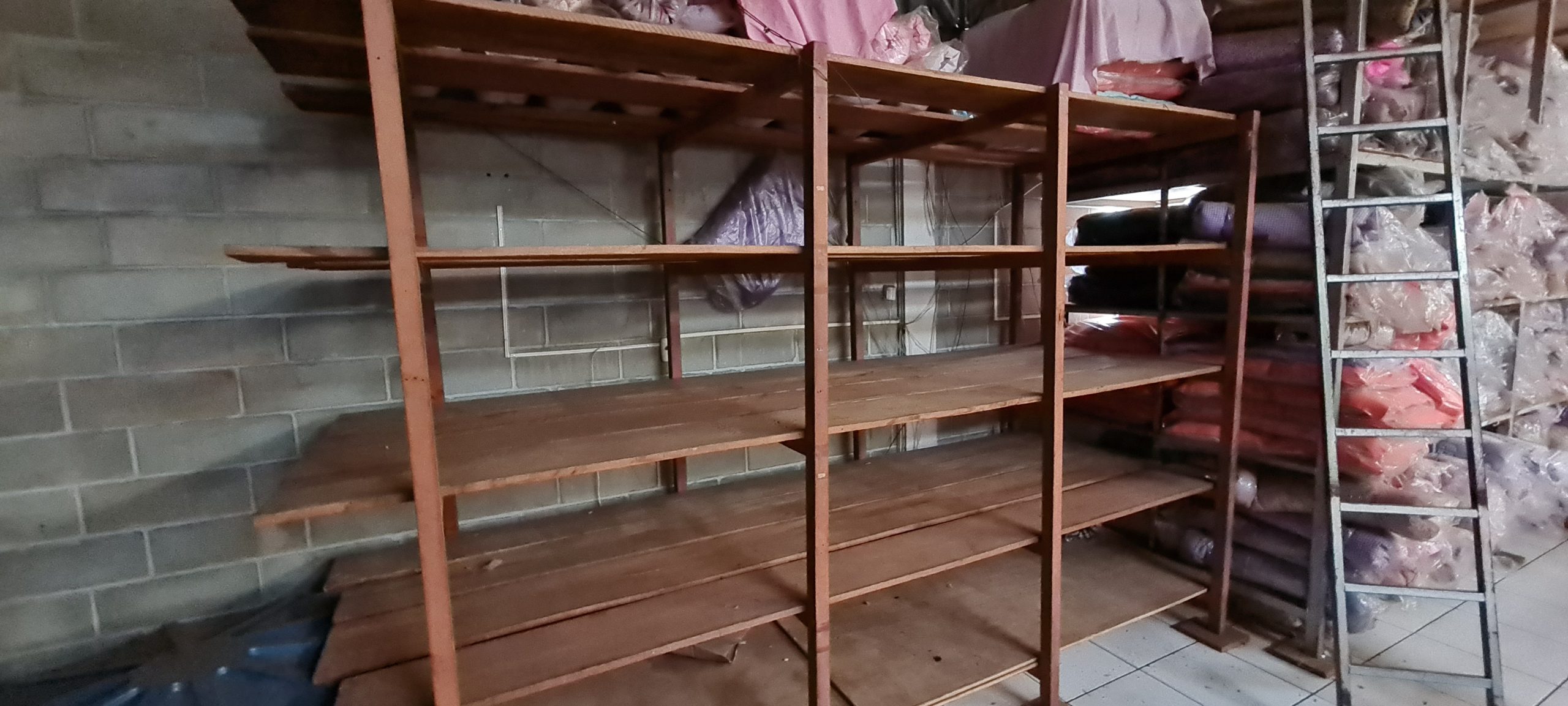 Prateleira Material Laminado Tecidos de Madeira