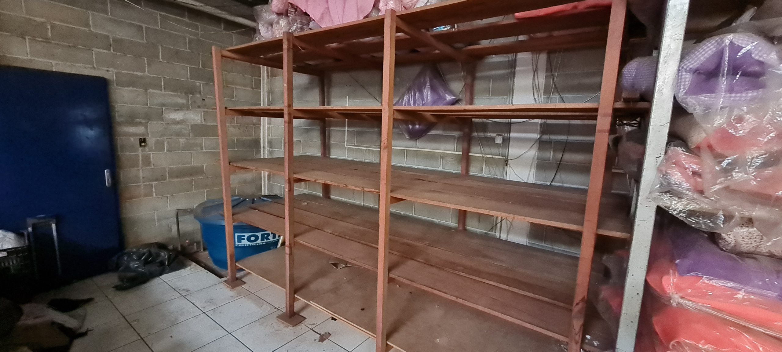 Prateleira Material Laminado Tecidos de Madeira