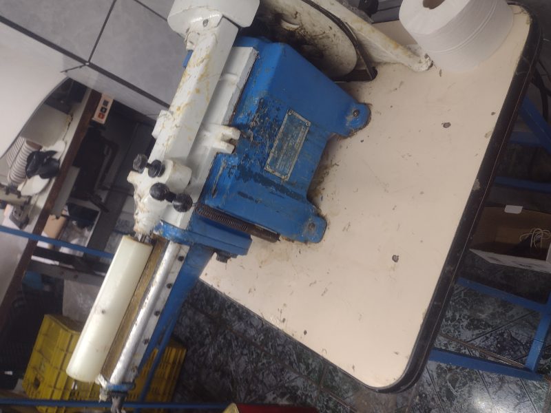 Máquina de passar cola em palmilha