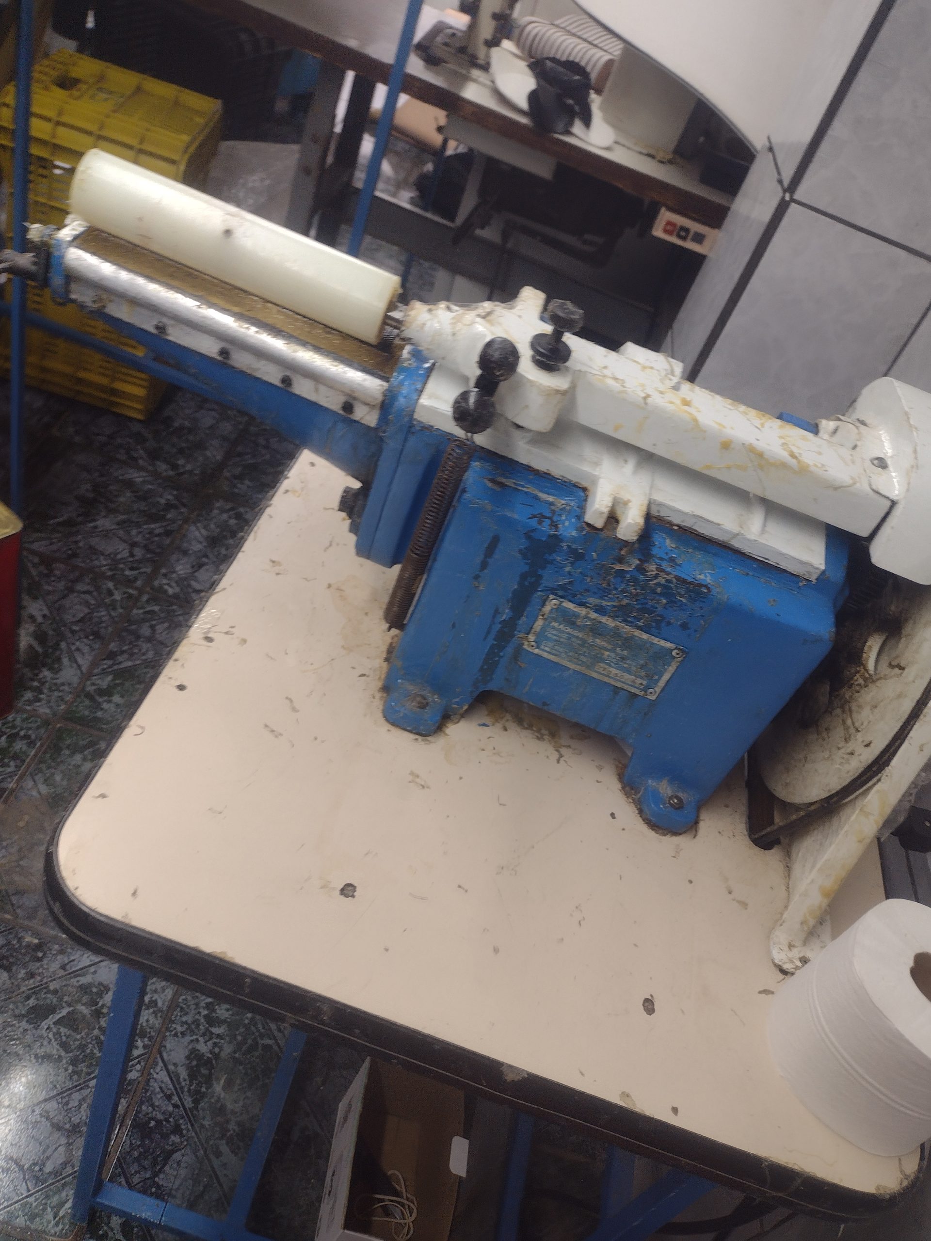 Máquina de passar cola em palmilha