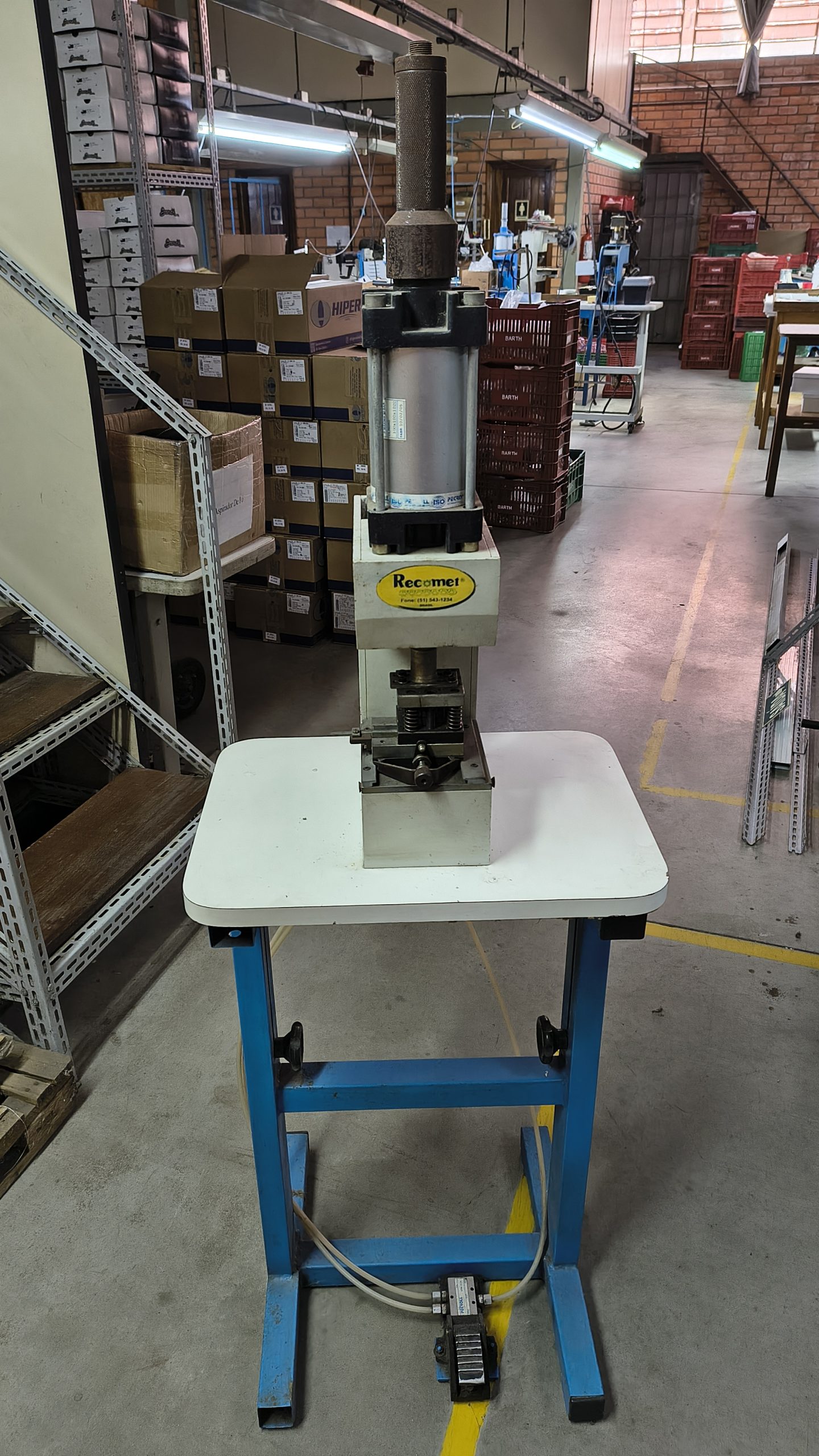 Máquina de perfurar Tiras, com ajuste para centralização das tiras