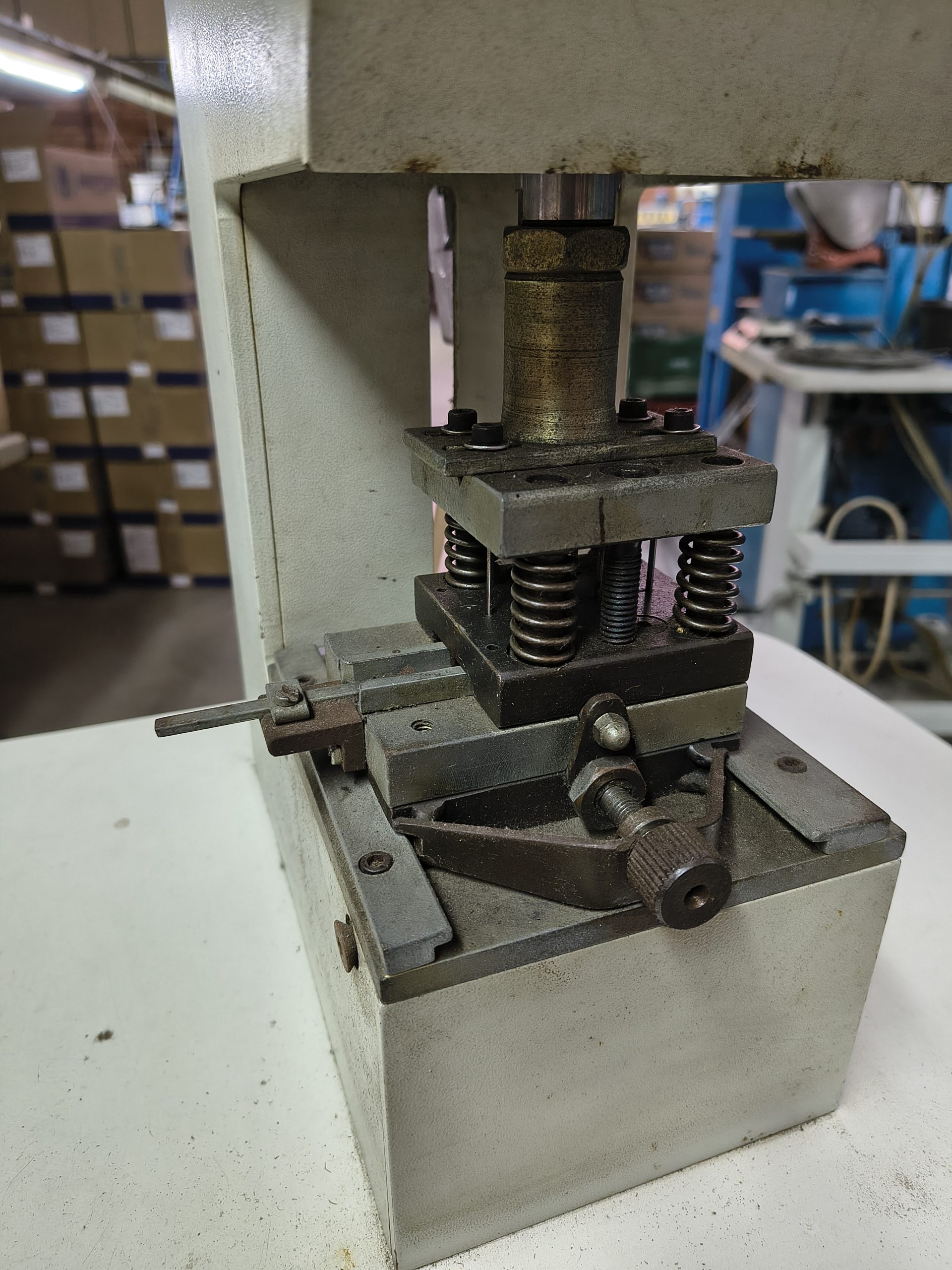 Máquina de perfurar Tiras, com ajuste para centralização das tiras