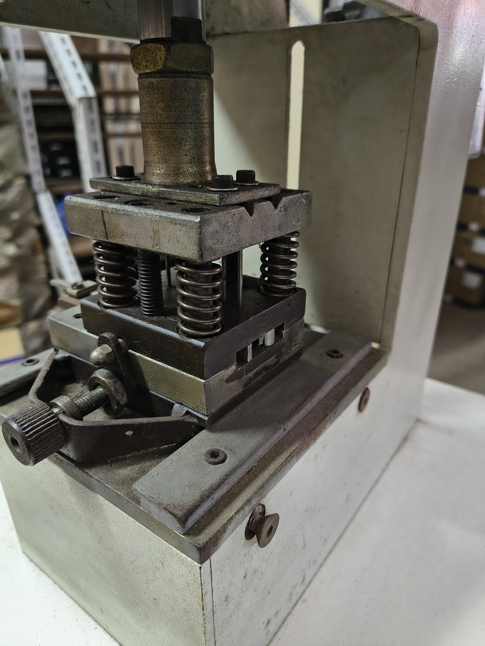 Máquina de perfurar Tiras, com ajuste para centralização das tiras