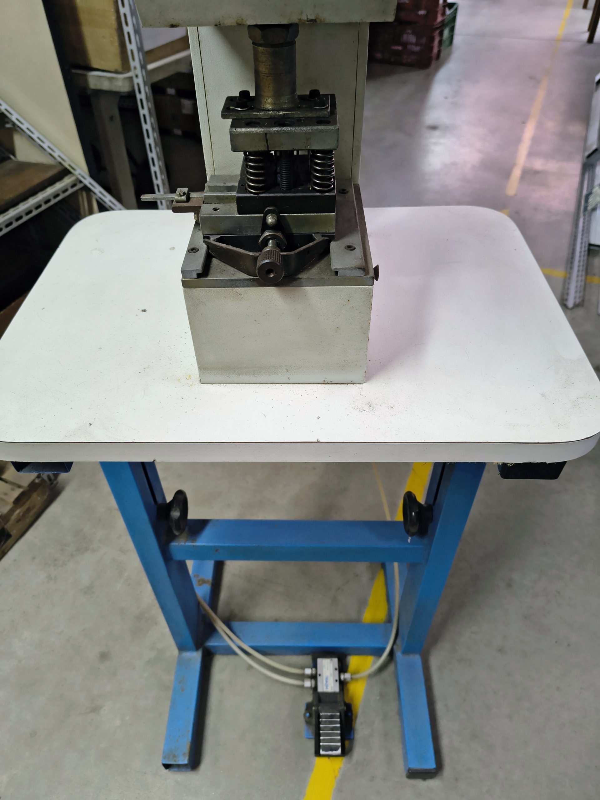 Máquina de perfurar Tiras, com ajuste para centralização das tiras