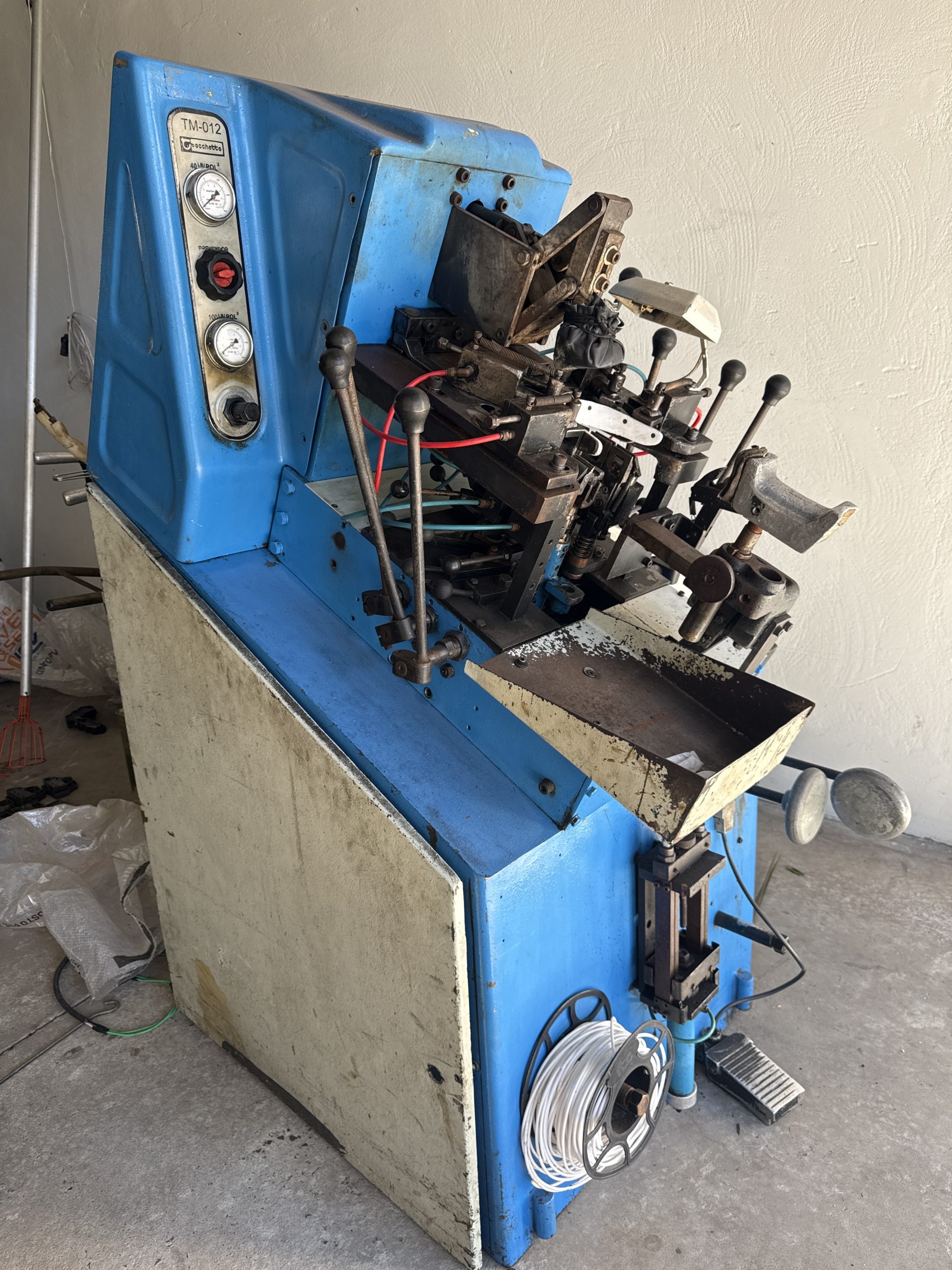 Máquina de montar bico TM-012