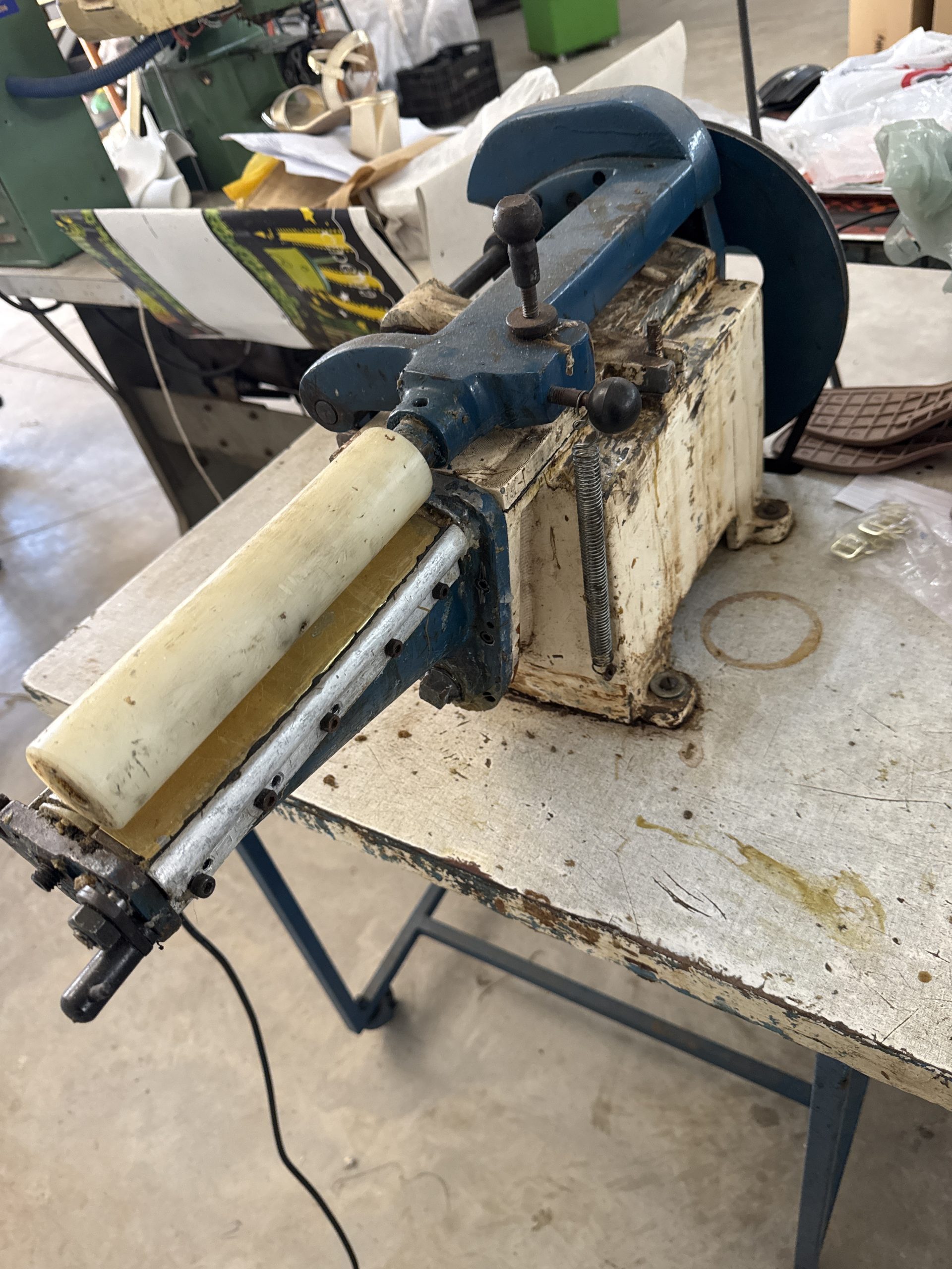 Máquina de debruar e passar cola