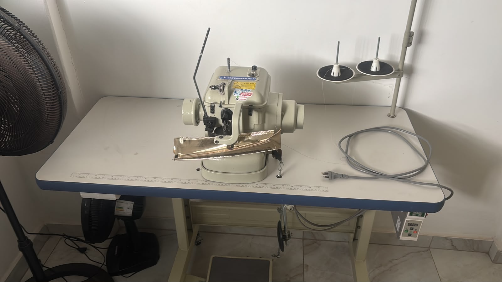1 máquina de debruar cabedal em ótimo estado